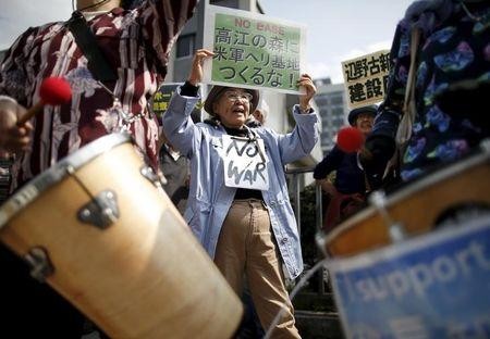 Japan suspends relocation of US air base in Okinawa  - ảnh 1